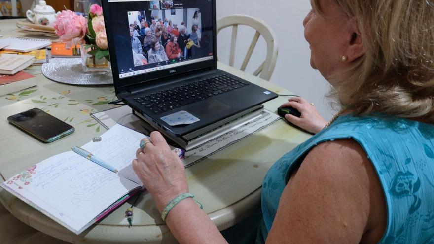 Solsona, en su casa de Palma, durante el encuentro con los actuales abuelos narradores.