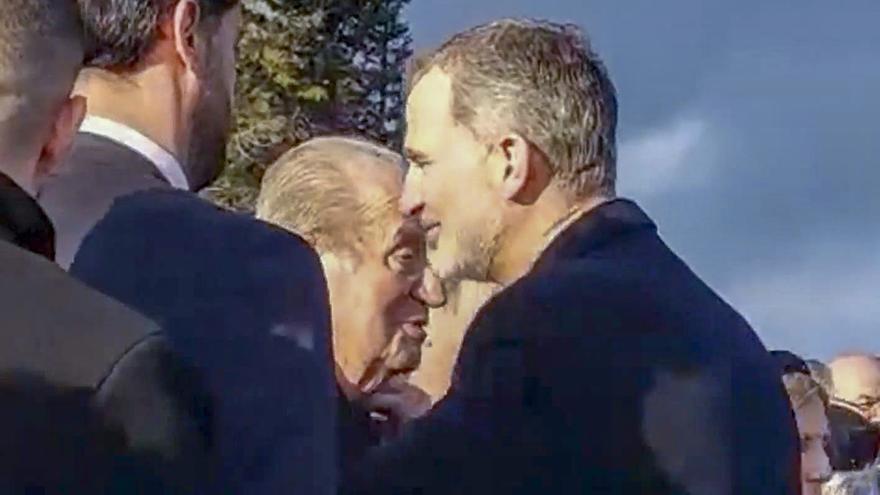 Besos y sonrisas en el cariñoso saludo del rey Felipe a Juan Carlos I que había pasado desapercibido hasta ahora