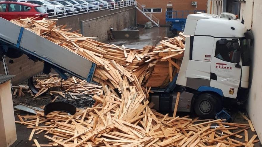 Herida una mujer tras caer un camión por un precipicio contra la pared de una fábrica en Vilafamés