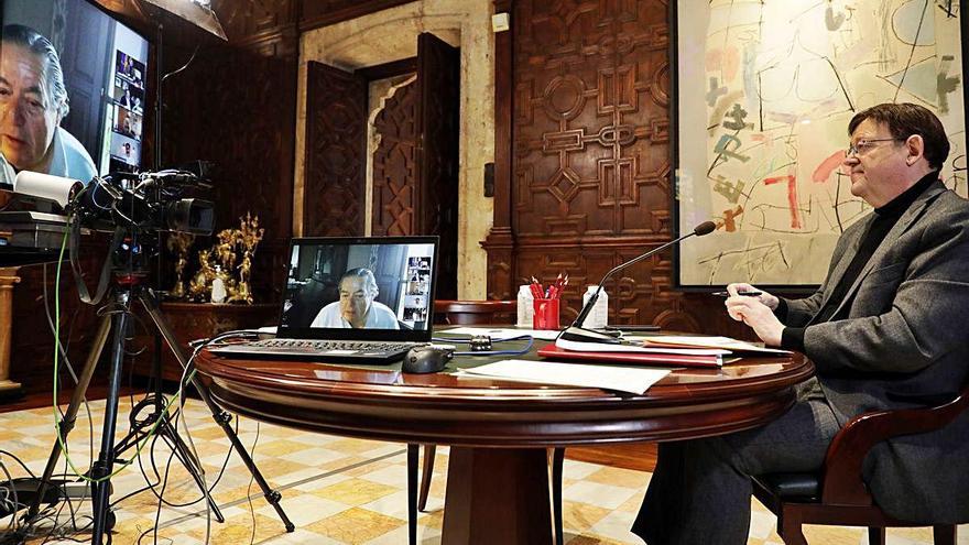 Ximo Puig conversa con el presidente de AVE, Vicente Boluda (en la pantalla), ayer.