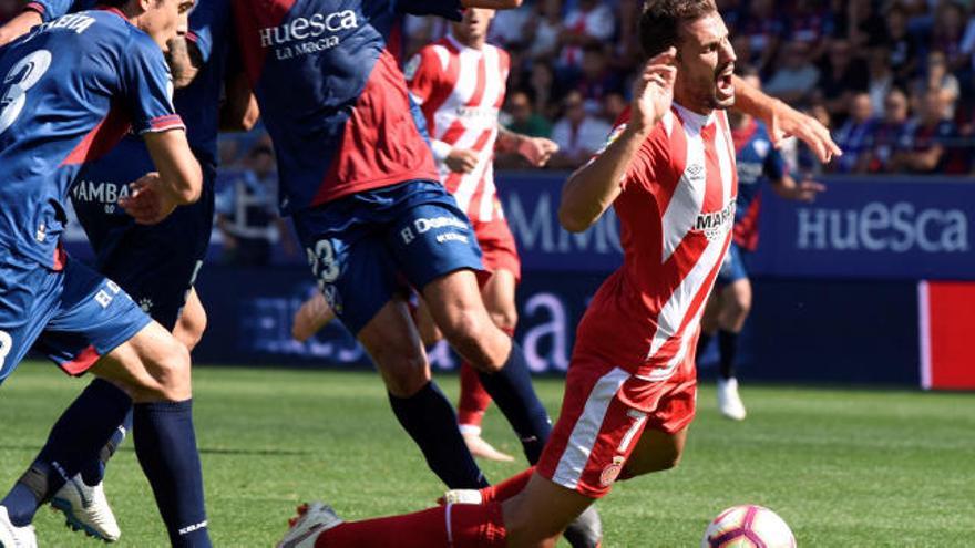 Stuani en una de las jugadas polémicas.