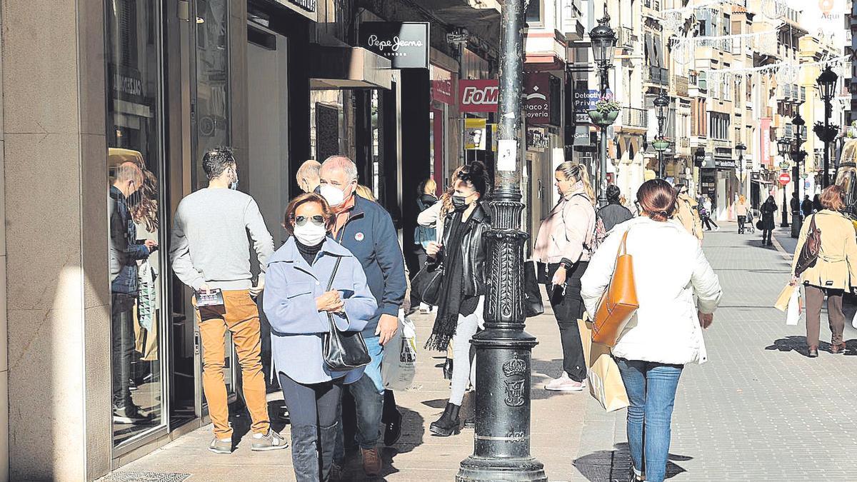 Decenas de personas pasean por la calle Enmedio, una de las vías ya peatonales del centro de la ciudad.