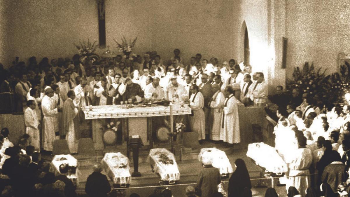 Funeral por los asesinados en la masacre, del archivo del documental ‘4 de julio’.