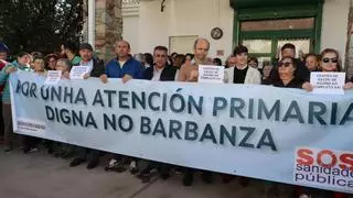 Os veciños e o alcalde de Ribeira concentranse no Centro de Saúde de Aguiño para protestar pola falta de persoal médico