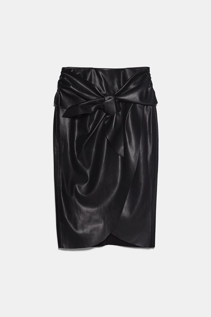 Falda de cuero de Zara. (Precio:25,95 euros)