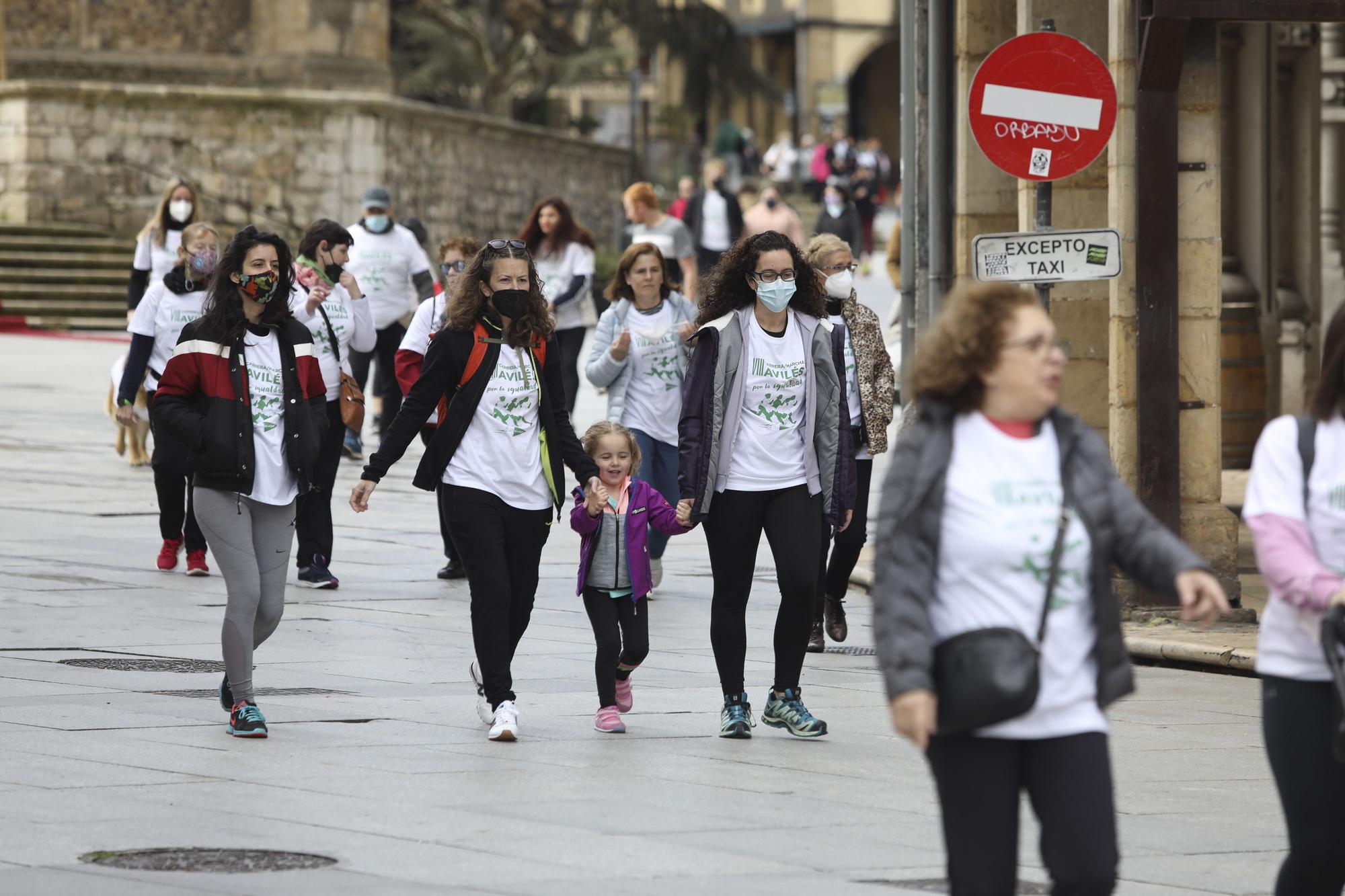 EN IMÁGENES: Decenas de personas marchan por Avilés a favor de la igualdad