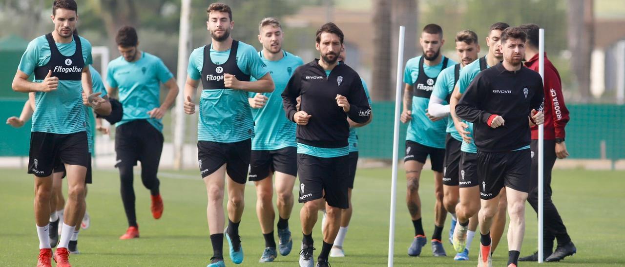 La plantilla del Córdoba CF ejercitándose en una sesión de entrenamiento esta semana.
