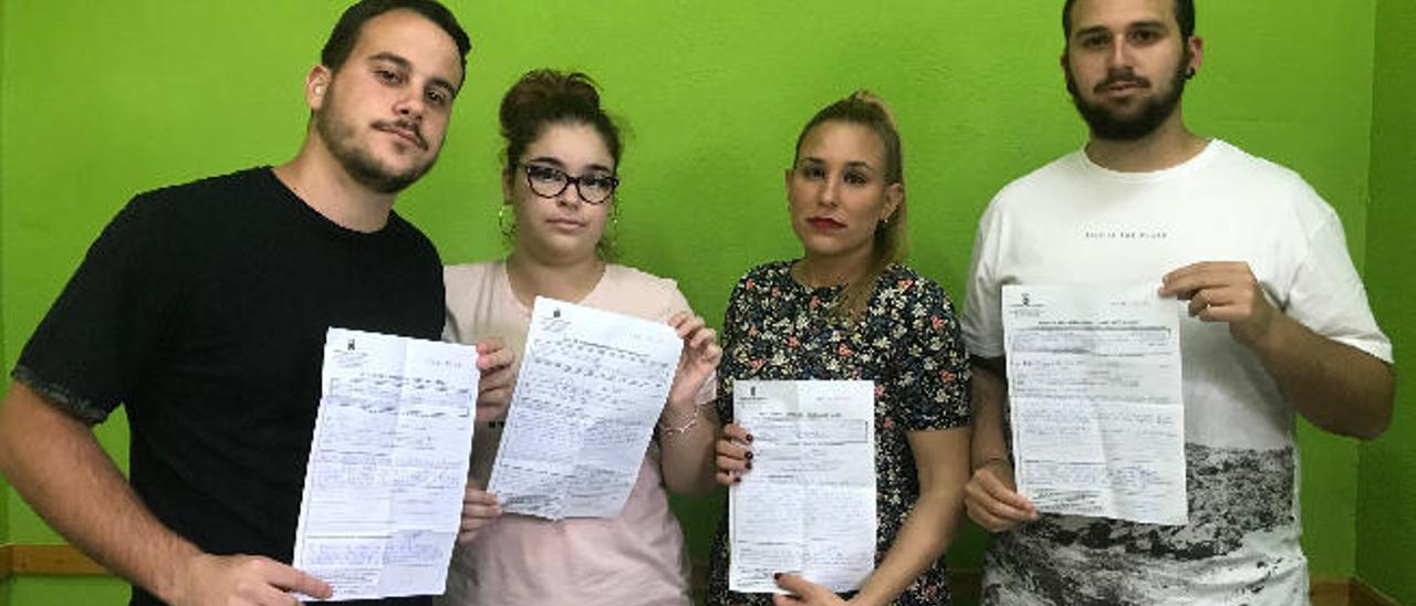 Isaac Martínez, Cynthia Morillo, Guiomar Santana e Ismael Gil con las hojas de reclamaciones.