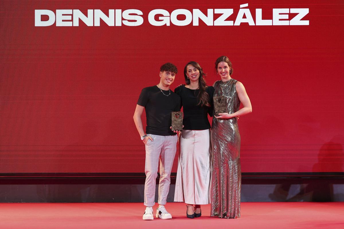 VIII Gala Valores del deporte de Diario Sport 2025.  Premio Valores Masculino: Dennis González, campeón del mundo en natación artística. Entrega el premio Iulene Servent, subdirectora del Diario Sport