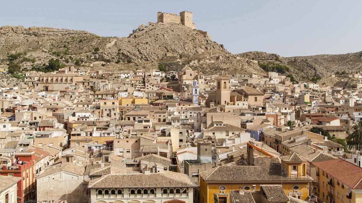 La ciudad ha de ser visitada tranquilamente, especialmente su casco antiguo, en la  ladera de un cerro en cuya cumbre se enclava el castillo del Marqués de los Vélez.