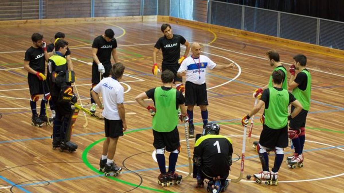 Quim Paüls se dirige a sus jugadores durante la primera sesión de entrenamiento en el CAR