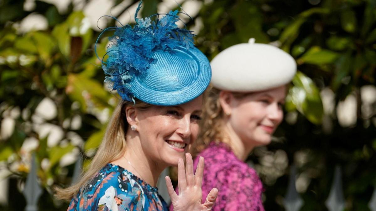 Lady Louise Mountbatten, en segundo plano, en fotografía con su madre, Sophie Rhys-Jones.