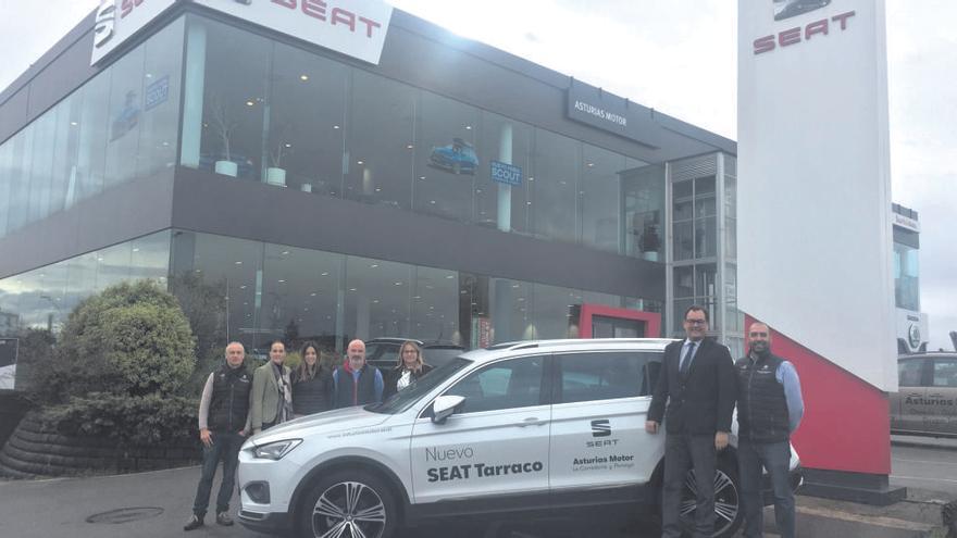 Equipo comercial y directivos de Asturias Motor posan junto al Seat Tarraco.