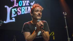 Santi Balmes, líder de Love of Lesbian, en la sala Luz de Gas durante el concierto de celebración del quinto aniversario de los acústicos de EL PERIÓDICO, el 5 de octubre del 2016.