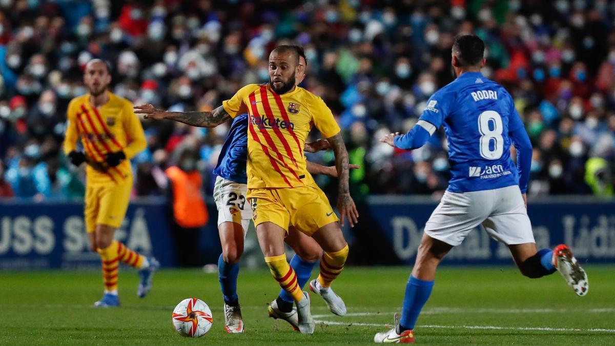 Dani Alves, titular ante el Granada