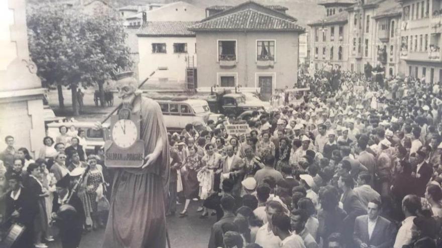 Saturio Azcoitia guarda algunas fotos de los primeros desfiles del Sella, como ésta en la que se pueden ver &quot;coriquines&quot; a su paso junto a la plaza del Cañón de Arriondas.