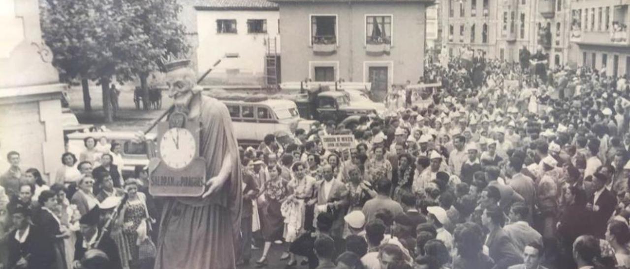 Saturio Azcoitia guarda algunas fotos de los primeros desfiles del Sella, como ésta en la que se pueden ver &quot;coriquines&quot; a su paso junto a la plaza del Cañón de Arriondas.