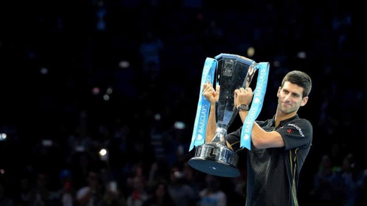 marcoslserbia s novak djokovic poses with the trophy afte141116214356
