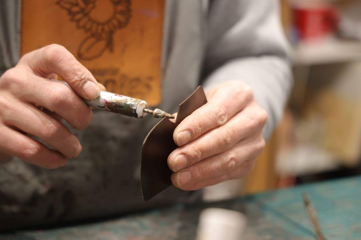 Artesano trabajando.