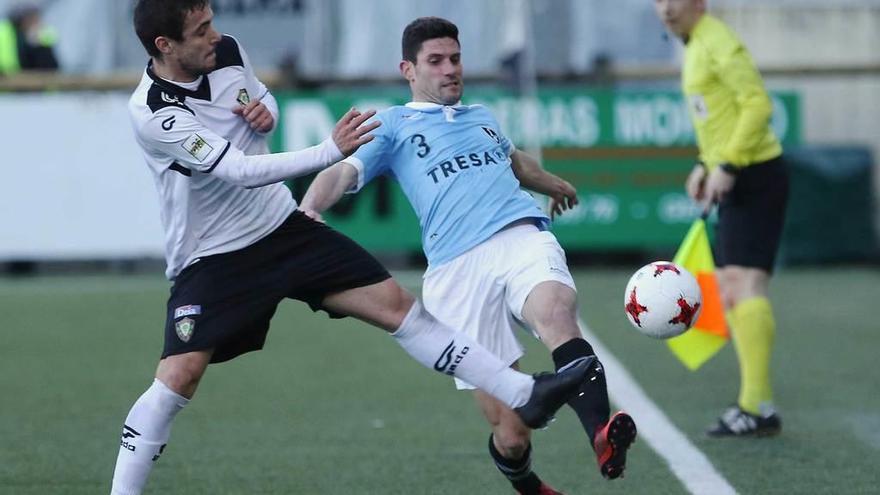 Mendi disputa el balón a un jugador del Gernika.