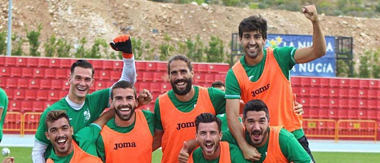 El equipo, exultante, posa tras un entrenamiento de esta semana. | CFN