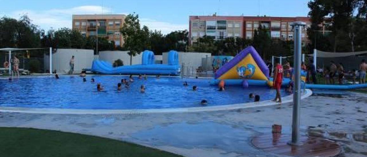 Godella elimina la tasa que hacía pagar más en la piscina a los no residentes