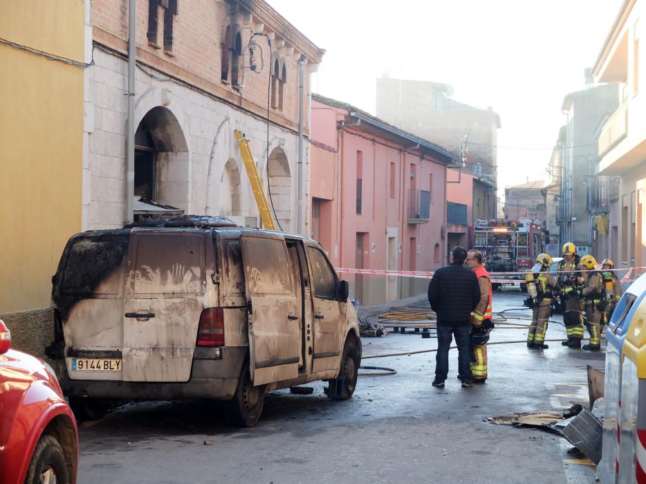 Els efectius d''emergències treballant en el foc de Vilafant