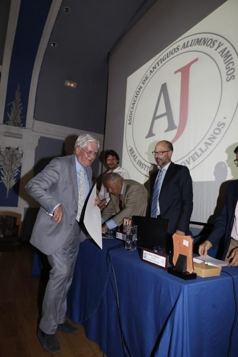 Entrega de distinciones a los antiguos alumnos del Instituto Jovellanos.