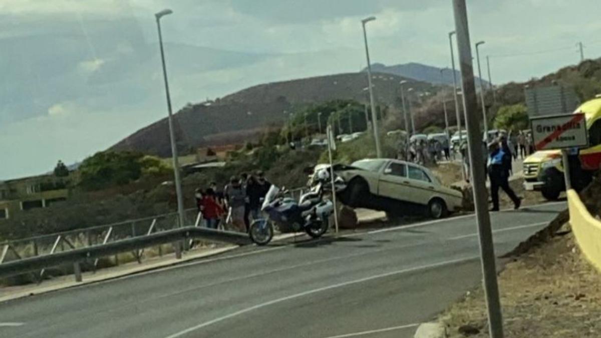 Conducción temeraria en Tenerife: Circula con una rueda menos tras sufrir un accidente y acaba coronando una piedra con su vehículo