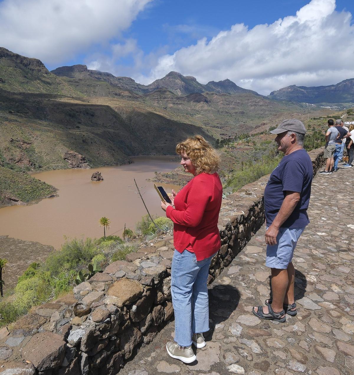 Pino y Santiago no dudaron en visitar la presa de La Sorrueda y el espectáculo de volverla a ver llena.    | ANDRÉS CRUZ