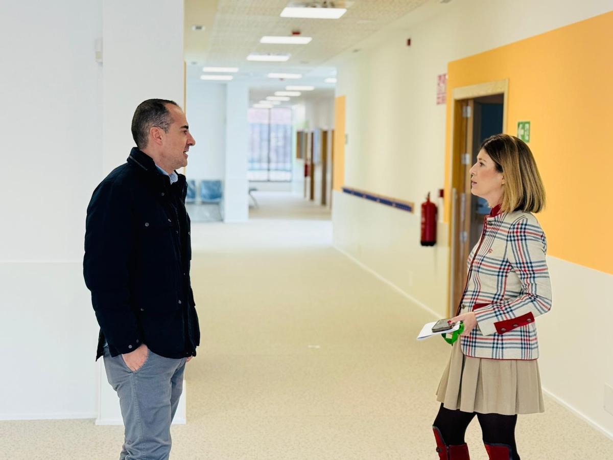 La edil en la nueva escuela junto a uno de los técnicos de Educación.