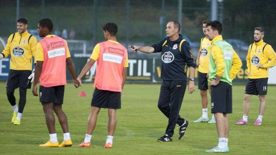 Víctor Fernández da instrucciones a sus jugadores en Abegondo.