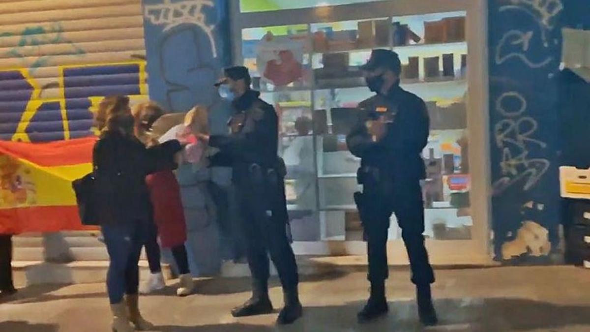 Fotograma del vídeo del momento en que dos agentes de la Policía Nacional reciben el ramo, en València.