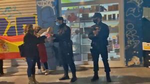 La Policia de València prohibeix als seus agents acceptar regals després de rebre flors en un acte ultra