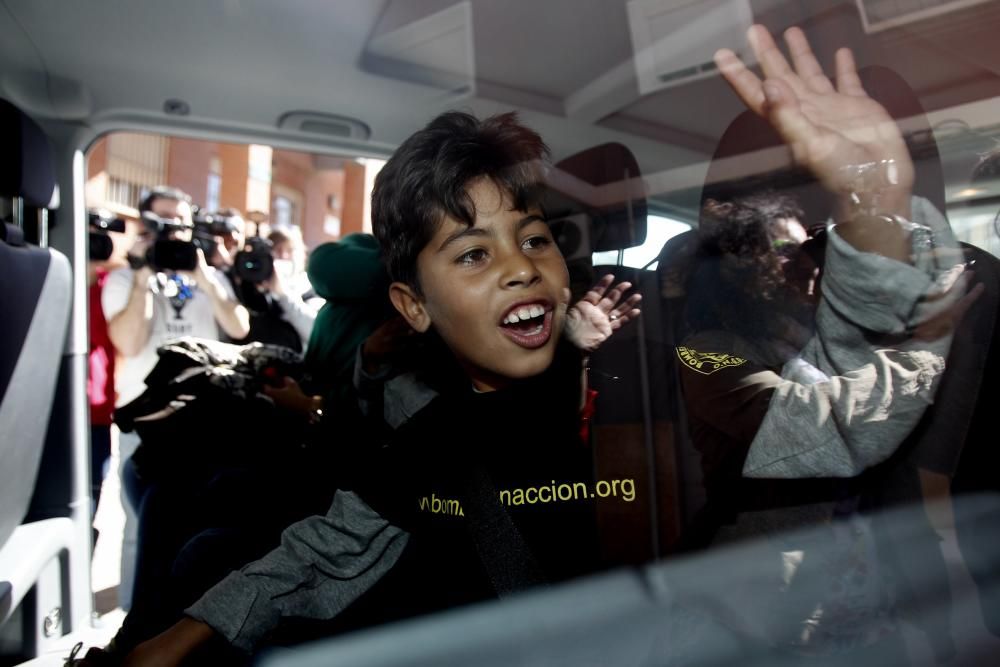 La madre y hermanos de Osman, al salir del CAR para ir al hospital con el pequeño.