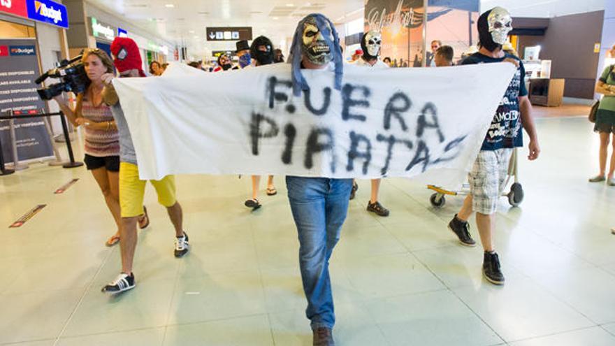 Protesta de los taxistas legales contra los ´pirata´ en el aeropuerto, el pasado 3 de agosto.