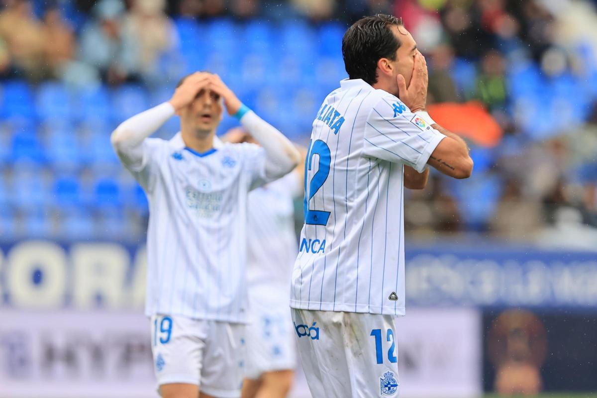 Giacomo Quagliata se tapa la cara y, al fondo, Luismi se lleva las manos a la cabeza