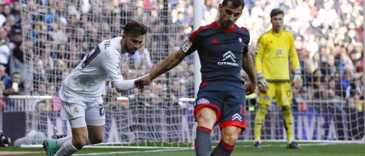 Jonny Castro controla un balón ante Daniel Carvajal durante al última visita del Celta al Santiago Bernabéu en la pasada Liga. // Enrique de la Fuente (Reuters)