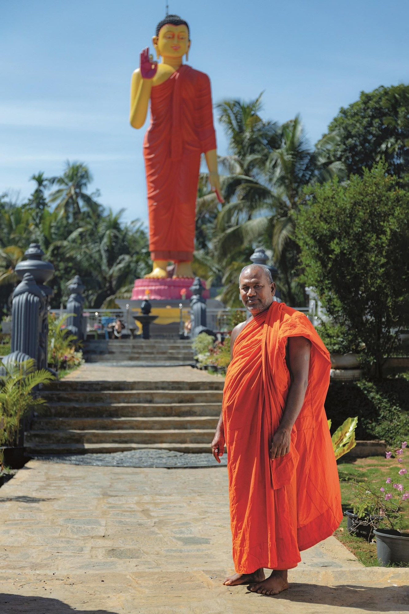 Monje en un templo budista en el distrito de Kandy.
