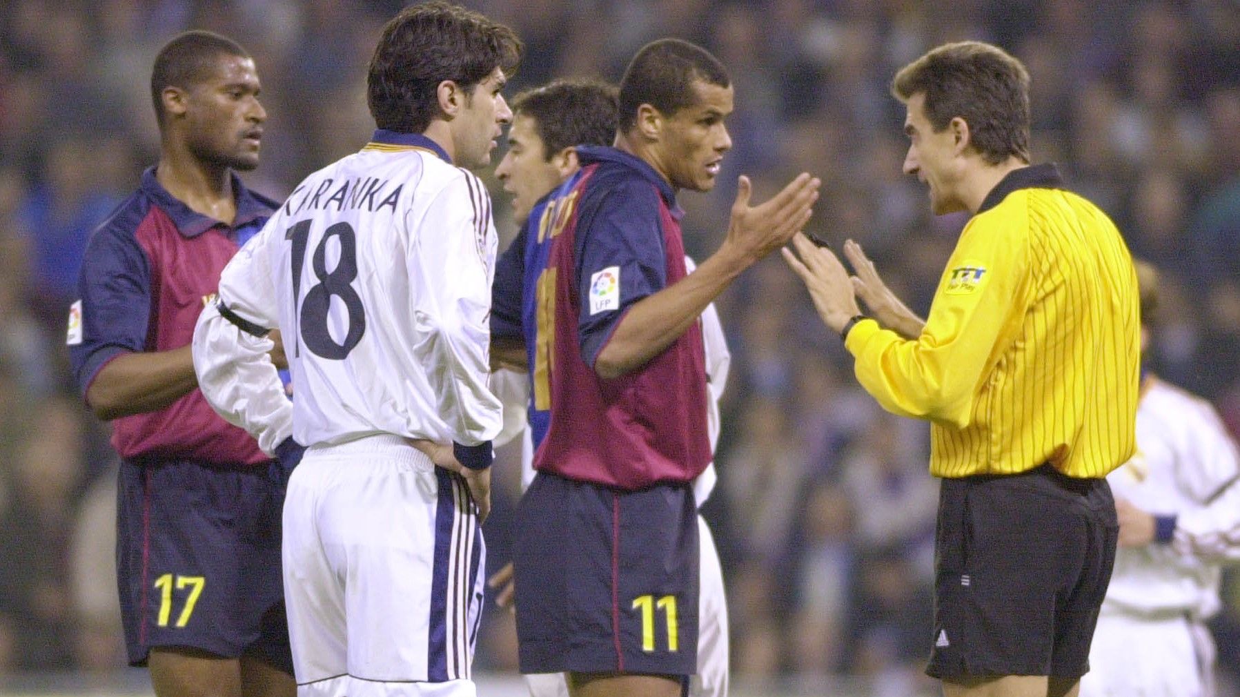 MADRID. 26.2.2000 Ansuátegui Roca discute con Rivaldo en el clásico Madrid-Barça jugado en febrero de 2000.