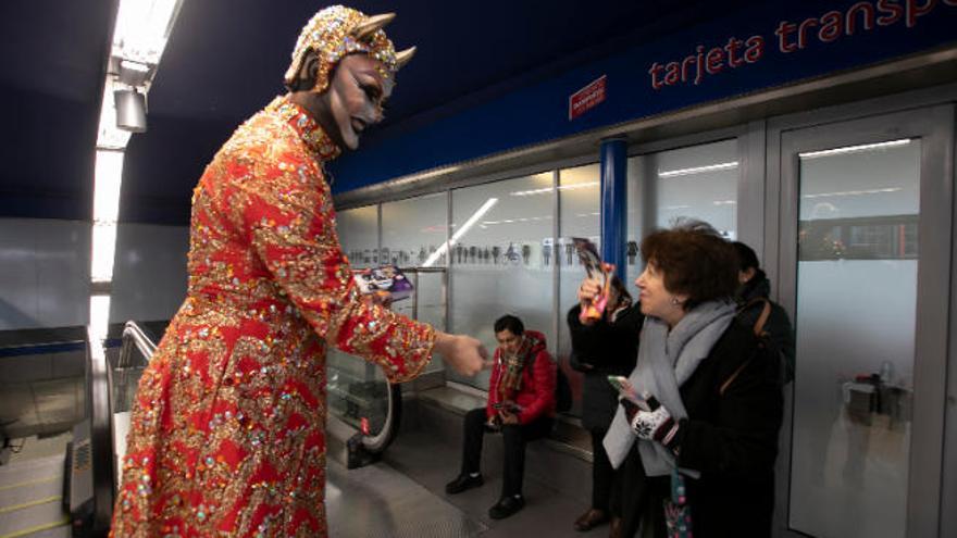 Drag Chuchi reparte promoción de la capital grancanaria en el metro de Plaza de Castilla, ayer en Madrid.