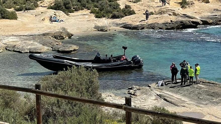 Dos detenidos tras aparecer una narcolancha en el Cabo de las Huertas