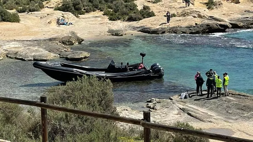 Aparece una narcolancha en el Cabo de las Huertas