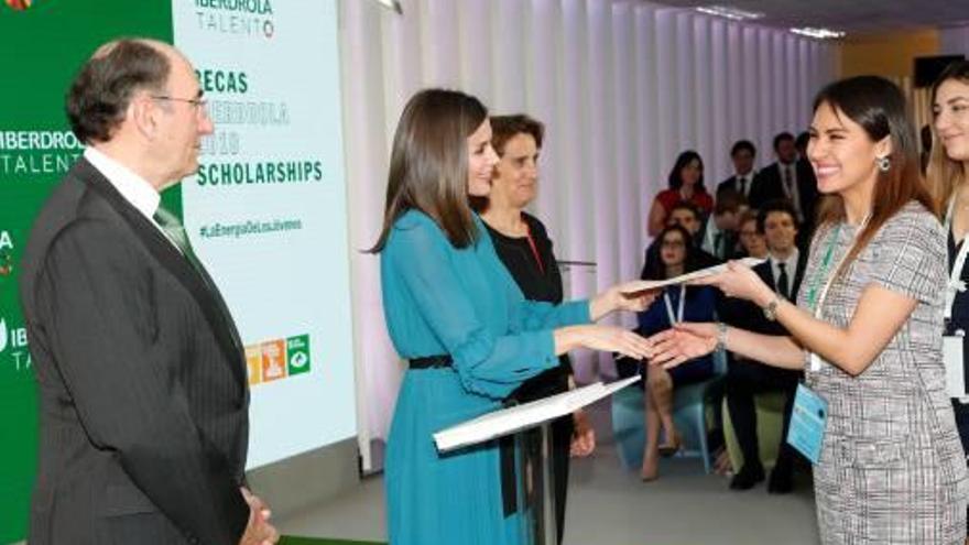 La Reina, en la entrega de diplomas, con Galán y la ministra.