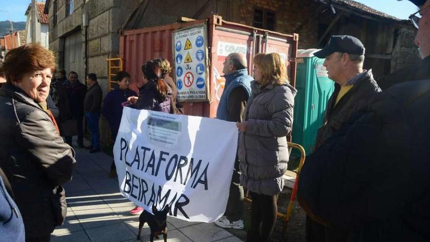 El grupo de personas que mantenía la protesta esta semana. // Gonzalo Núñez