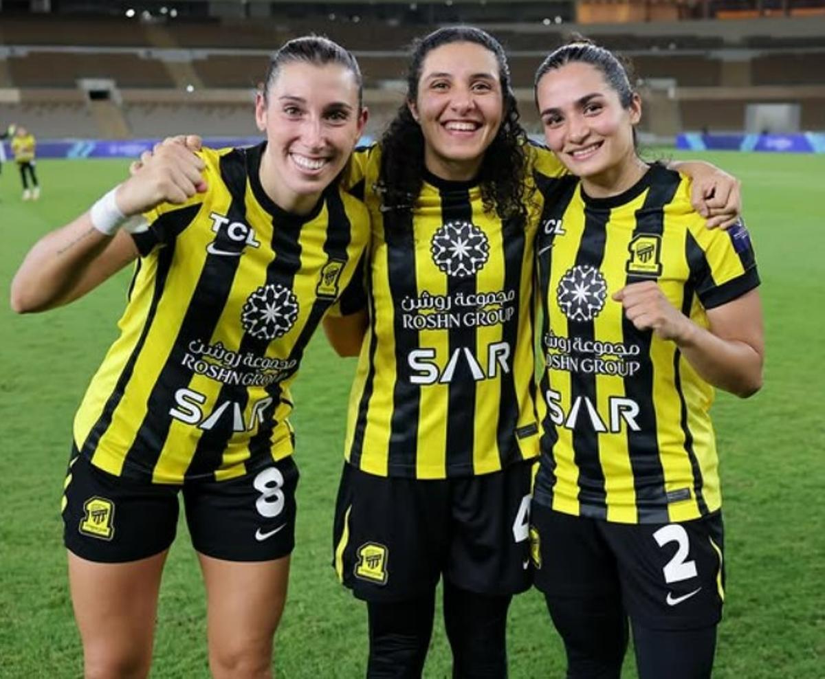 María Díaz Cirauqui, con dos de sus compañeras saudíes.