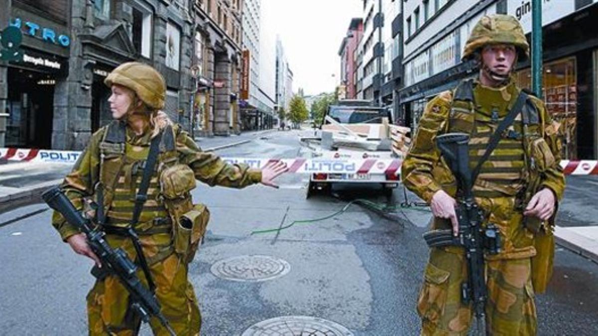 Seguridad extrema 8 Dos soldados noruegos a la entrada del área acordonada de la capital noruega, ayer.