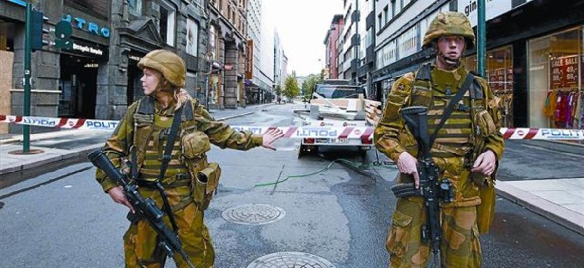 Seguretat extrema 8 Dos soldats noruecs a l’entrada de l’àrea acordonada de la capital noruega, ahir.