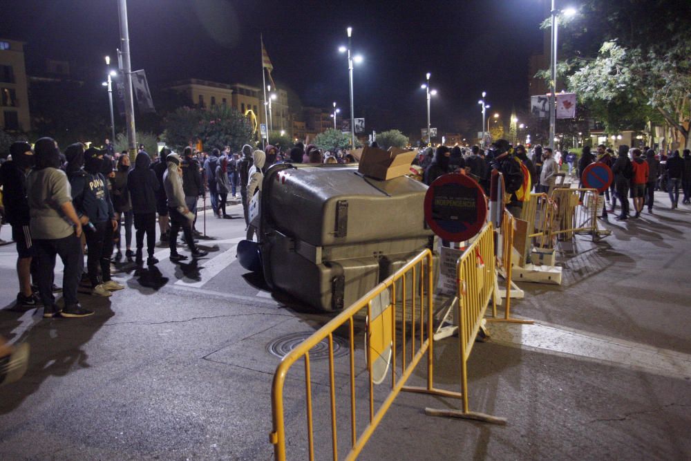 Contenidors cremats, càrregues policials i enfrontaments a Girona