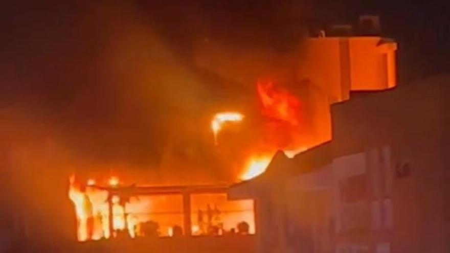 Un aparatoso incendio en un edificio de seis plantas en la calle Las Norias de San Atón.